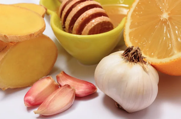 Frutas e legumes frescos com mel, produtos saudáveis — Fotografia de Stock