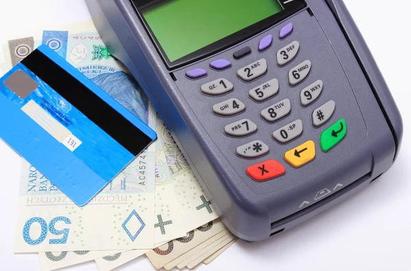 Betalningsterminal med kreditkort och pengar på vit bakgrund — Stockfoto