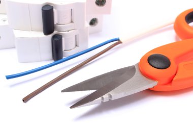 Beyaz arka plan üzerinde yalan mühendis işleri için aksesuarlar