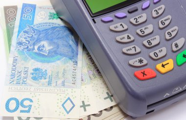 Terminal beyaz arka plan üzerinde para ile ödeme