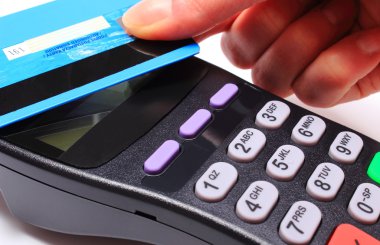 El kadının Nfc teknolojisi temassız kredi kartı ile ödeme