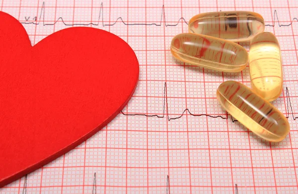 Elektrokardiogram wykres raportu, tabletek i serce kształt — Zdjęcie stockowe