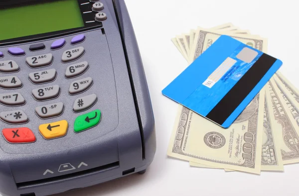 Τερματικό πληρωμής με πιστωτική κάρτα και χρήματα σε λευκό φόντο — Φωτογραφία Αρχείου