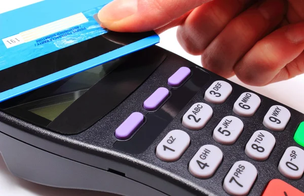 Mano della donna che paga con carta di credito contactless, tecnologia NFC — Foto Stock