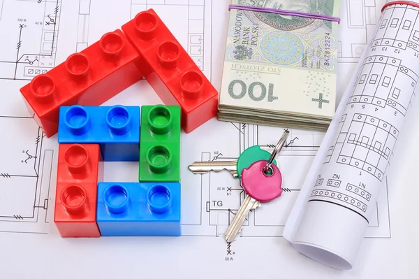 Maison de blocs de construction colorés, clés, billets et dessins — Photo