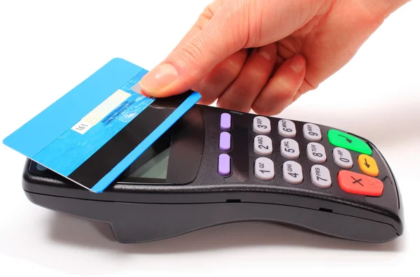 Mano de mujer pagando con tarjeta de crédito sin contacto, tecnología NFC —  Fotos de Stock