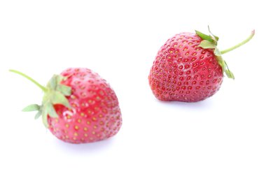 Beyaz üzerine izole edilmiş taze çilekler.