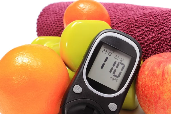 Glukometer, färsk frukt och hantlar med lila handduk — Stockfoto