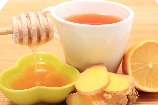 健康茶の蜂蜜生姜とレモンのカップ — ストック写真