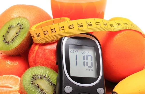 Glucometer, frutas frescas com fita métrica e copo de suco — Fotografia de Stock