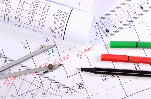 Rollen van elektrische schema's en accessoires voor tekening — Stockfoto