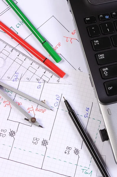 Diagramas elétricos, acessórios para desenho e laptop — Fotografia de Stock