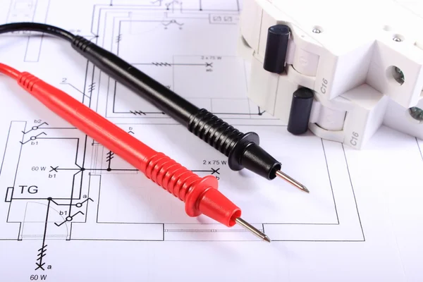 Cables de multímetro y fusible eléctrico en dibujo de construcción —  Fotos de Stock