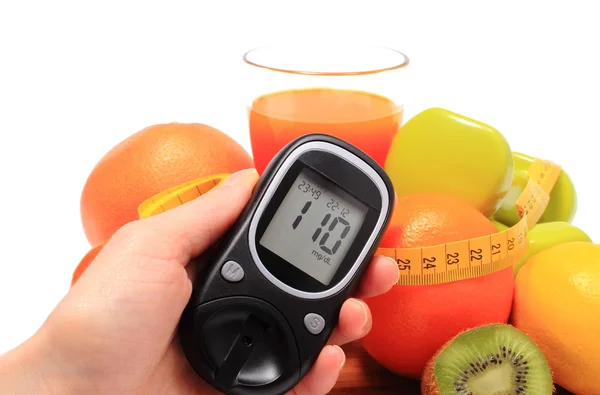 Glükométer, gyümölcsök, súlyzók, mérőszalag és pohár gyümölcslé — Stock Fotó