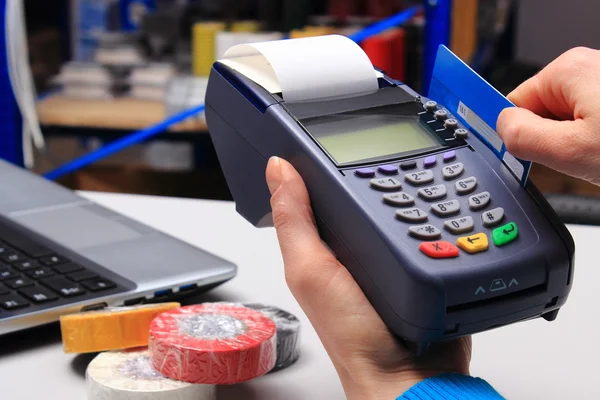 Betalen met credit card in een elektrische winkel, finance concept — Stockfoto