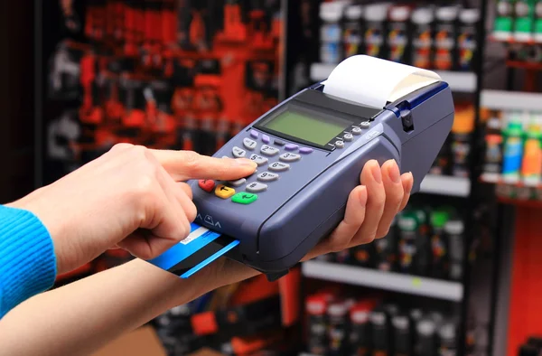 Betalen met credit card in een elektrische winkel, finance concept — Stockfoto