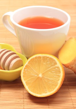 Sağlıklı çay bal zencefil ve limon ile