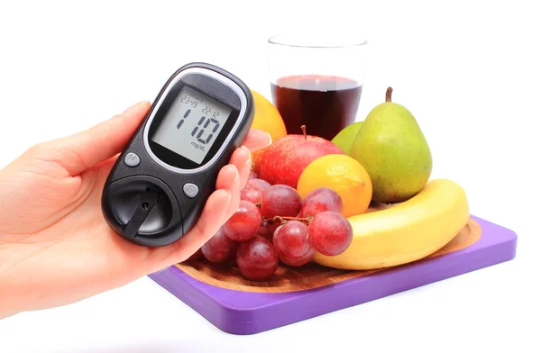 Hand av kvinna med Glukometer och färsk frukt — Stockfoto