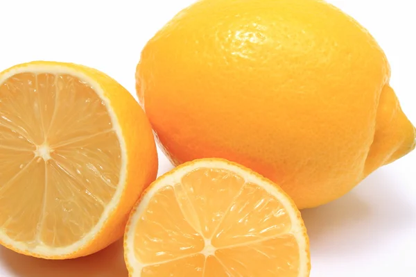 Limoni freschi su sfondo bianco — Foto Stock