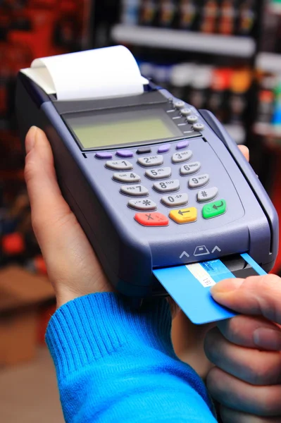 Pagar con tarjeta de crédito en una tienda de electricidad, concepto financiero — Foto de Stock