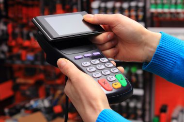 Nfc teknoloji üstünde hareket eden telefon ile ödeme