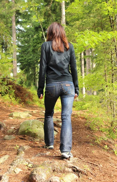 Photo of woman hiking up a mountain trail — Zdjęcie stockowe