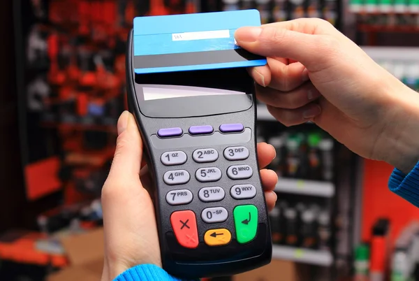 Mano de mujer pagando con tarjeta de crédito sin contacto, tecnología NFC — Foto de Stock