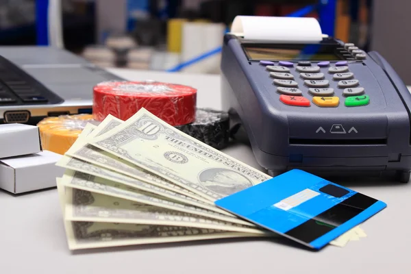Peníze a platební terminál s kreditní kartou — Stock fotografie