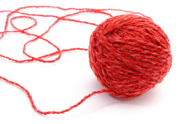 Primo piano di lana rossa impigliata su sfondo bianco — Foto Stock