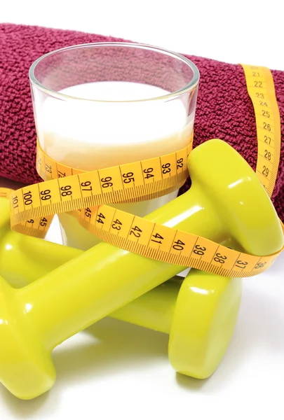 Acessórios para uso em fitness e fita métrica com copo de leite — Fotografia de Stock