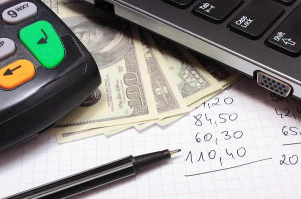 Betaalterminal, geld, laptop en financiële berekeningen — Stockfoto
