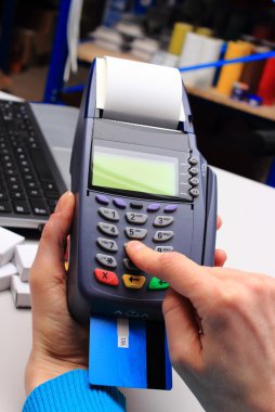 Bir elektrikli eşya, ekonomi kavramı kredi kartı ile ödeme