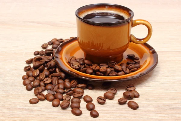 Altura de grãos de café e xícara de bebida — Fotografia de Stock