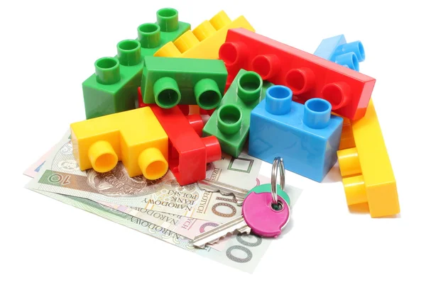 Ev anahtarları ve para olan çocuklar için renkli yapı taşları — Stok fotoğraf