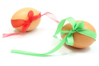 Yeşil ve kırmızı kurdele ile Paskalya yumurtaları. Beyaz arka plan