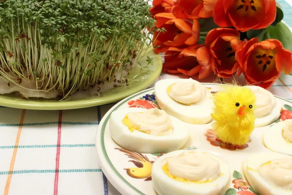 Mitades de huevos con mayonesa y decoración de Pascua —  Fotos de Stock