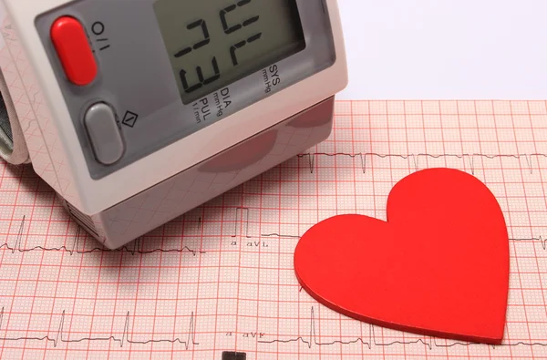 心電図で心臓形状と血圧モニター — ストック写真