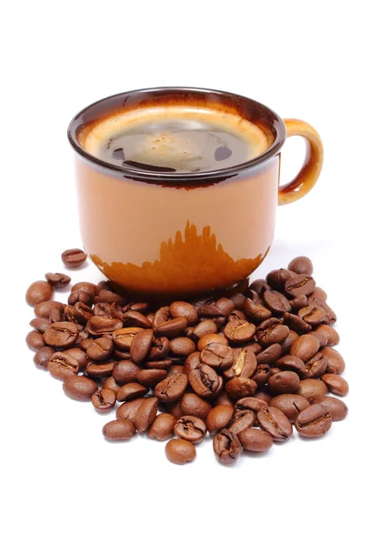 Hoop koffie korrels en kopje drank — Stockfoto