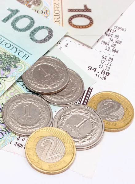 Dinero y monedas con recibo sobre fondo blanco — Foto de Stock