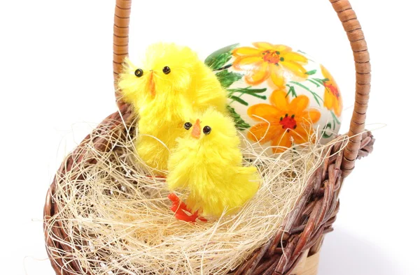 Easter chickens in wicker basket and painted egg — Stock Photo, Image