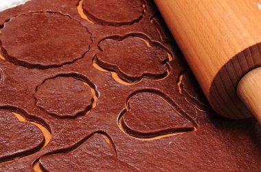 Oklavayla hamuru kurabiye için üzerinde