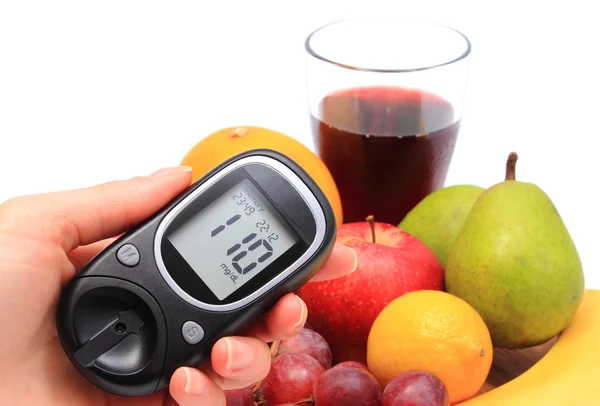 Hand van vrouw met glucometer en vers fruit — Stockfoto