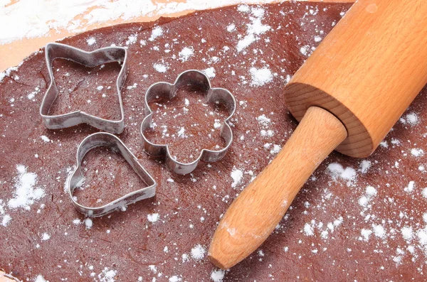 Tagliabiscotti e mattarello sulla pasta per biscotti — Foto Stock