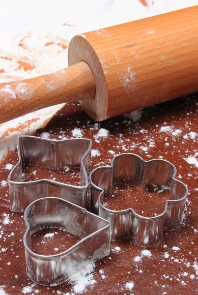 Cookie cutters en rolling pin op deeg voor cookies — Stockfoto