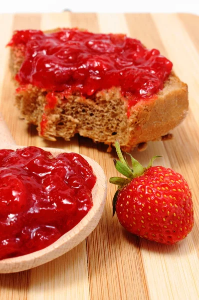 新鲜的水果和木菜板上的草莓果酱 — 图库照片