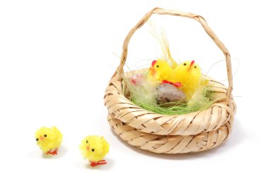 Hasır sepet beyaz arka plan üzerinde tavuklarda Paskalya