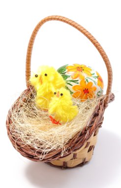 Paskalya tavuk hasır sepet ve boyalı yumurta