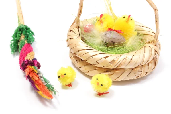 Velikonoční kuřata v proutěném koši a barevné palmy — Stock fotografie
