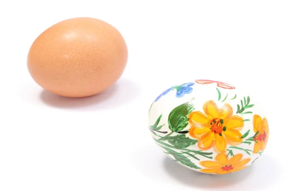 Festett és friss tojás, fehér háttér — Stock Fotó