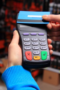 El kadının Nfc teknolojisi temassız kredi kartı ile ödeme